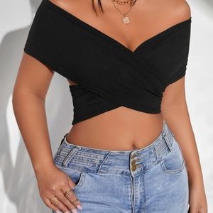 Black cross crop top 🤌🏽😍